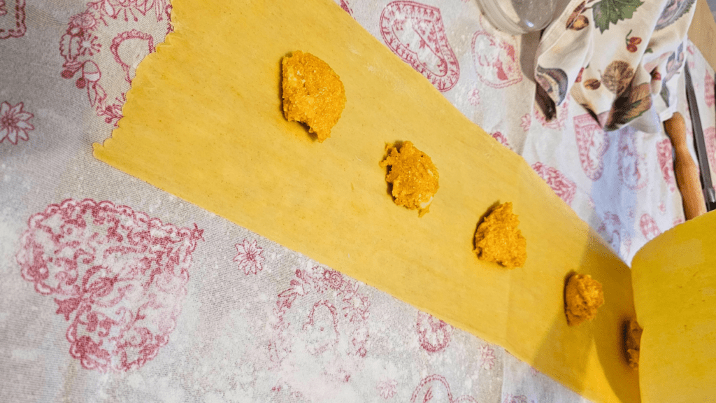 FOTO 1.14 Tortelli di zucca ripieno sulla sfoglia. Idee di ricette autunnali ricette con la Zucca